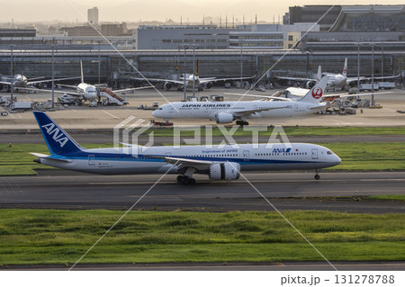 夕暮れの羽田空港　着陸中の飛行機　東京都大田区 131278788