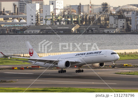 夕暮れの羽田空港　着陸中の飛行機　東京都大田区 131278796