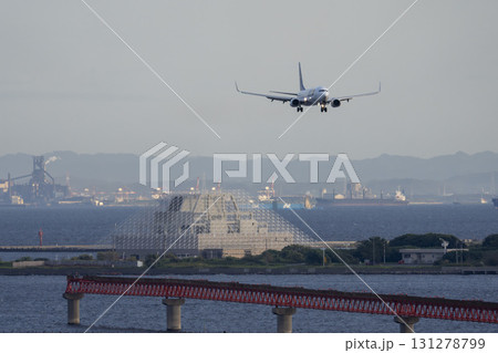 夕暮れの羽田空港 着陸中の飛行機 東京都大田区 夕暮れの羽田空港 着陸中の飛行機 東京都大田区 131278799