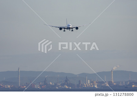夕暮れの羽田空港 着陸中の飛行機 東京都大田区 夕暮れの羽田空港 着陸中の飛行機 東京都大田区 131278800