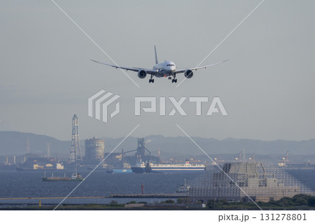 夕暮れの羽田空港 着陸中の飛行機 東京都大田区 夕暮れの羽田空港 着陸中の飛行機 東京都大田区 131278801