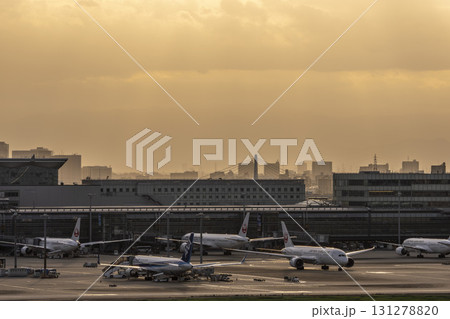 夕暮れの羽田空港 タキシング中の飛行機 東京都大田区 夕暮れの羽田空港 タキシング中の飛行機 東京都大田区 131278820