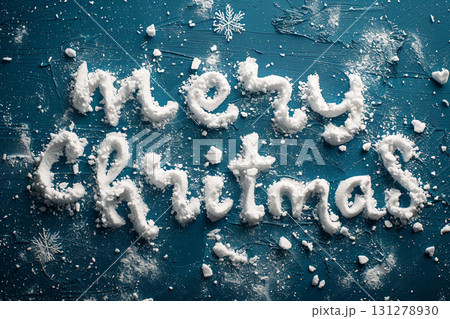 雪で描かれたMerry Christmas文字デザイン背景 131278930