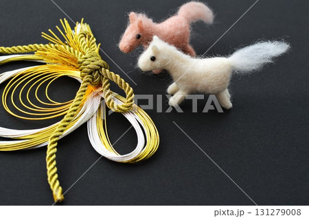 羊毛フェルトの馬と水引飾り　  131279008