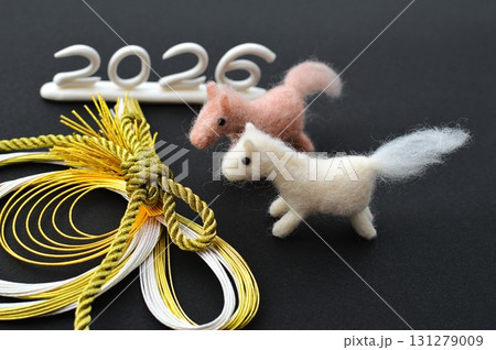 羊毛フェルトの馬と水引飾りの年賀素材 羊毛フェルトの馬と水引飾りの年賀素材 131279009