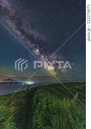 利尻山と天の川が織りなす夏の夜空 131279071