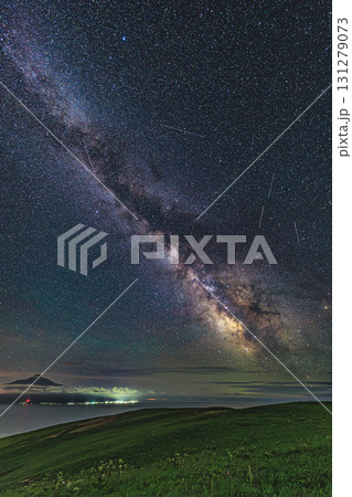 星空に浮かぶ利尻山と壮大な天の川 131279073