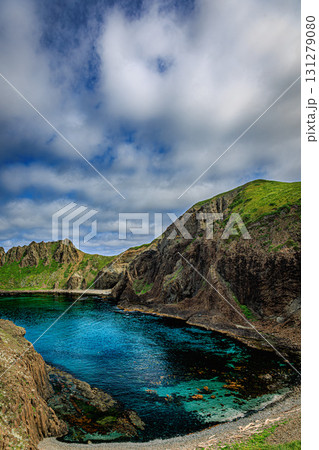 礼文島・澄海岬の透き通るブルーの海と断崖絶壁 131279080