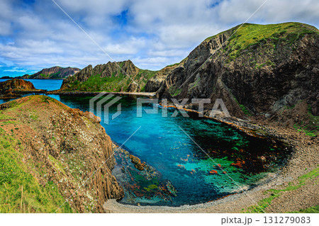 礼文島・澄海岬の自然が織りなす青と緑のコントラスト 131279083