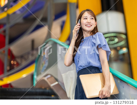 ビジネスウーマン　スマホ　若い女性 131279318