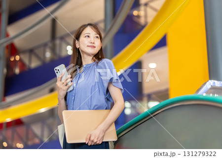 ビジネスウーマン　スマホ　若い女性 131279322