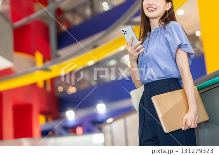 ビジネスウーマン スマホ 若い女性 ビジネスウーマン スマホ 若い女性 131279323