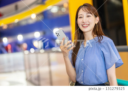 ビジネスウーマン　スマホ　若い女性 131279325