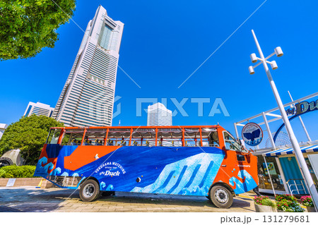 日本の横浜都市景観　桜木町駅前のスカイダック乗り場や横浜ランドマークタワーなどを望む＝9月26日 131279681