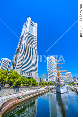 日本の横浜都市景観　桜木町駅前。横浜ランドマークタワーや日本丸などを望む。明日へ、希望の光 131279700