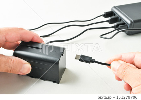 モバイルバッテリーの充電イメージ 131279706
