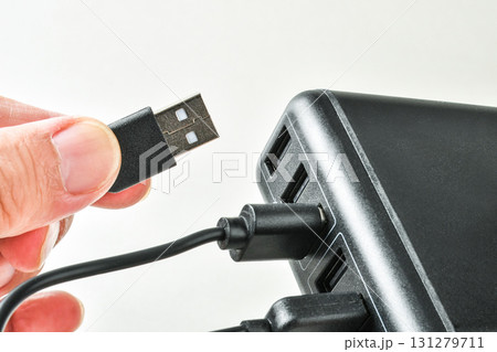 モバイル機器の充電イメージ 131279711