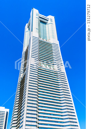 日本の横浜都市景観　桜木町駅前の横浜ランドマークタワーなどを望む。明日へ、希望の光 131279712