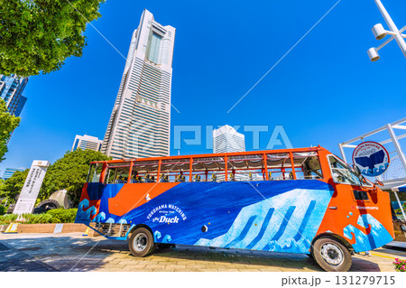 日本の横浜都市景観9月26日。桜木町駅前のスカイダック乗り場や横浜ランドマークタワーなどを望む 131279715
