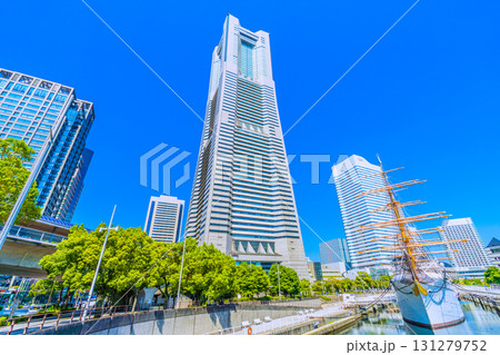 日本の横浜都市景観　桜木町駅前。横浜ランドマークタワーや日本丸などを望む。明日へ、希望の光 131279752