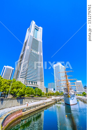 日本の横浜都市景観　桜木町駅前。横浜ランドマークタワーや日本丸などを望む。明日へ、希望の光 131279761