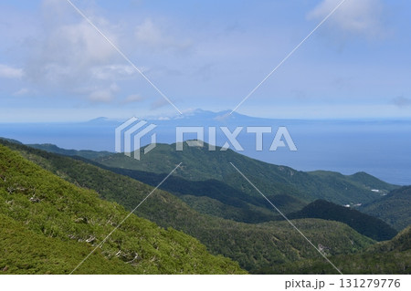 知床峠から見える国後島 知床峠から見える国後島 131279776