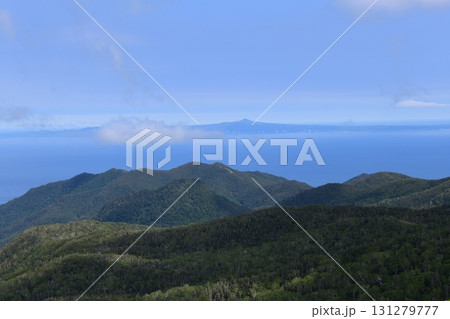 知床峠から見える国後島 知床峠から見える国後島 131279777