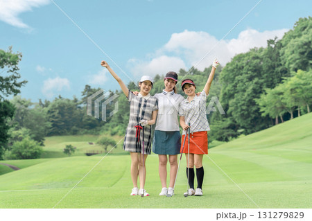 ゴルフコースにいる女性ゴルファー（コースデビュー,ゴルフ女子,ゴルフ教室） 131279829
