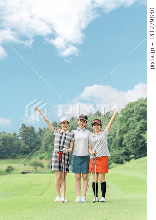 ゴルフコースにいる女性ゴルファー(コースデビュー,ゴルフ女子,ゴルフ教室) ゴルフコースにいる女性ゴルファー(コースデビュー,ゴルフ女子,ゴルフ教室) 131279830