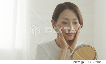 鏡を見ながら肌の調子を確認する40代日本人女性 鏡を見ながら肌の調子を確認する40代日本人女性 131279845