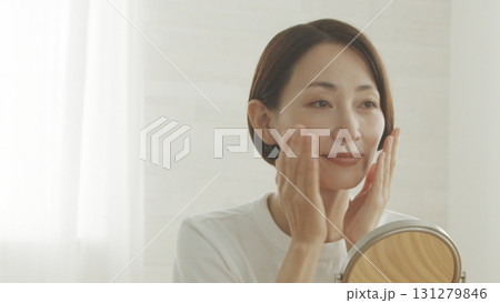 鏡を見ながら肌の調子を確認する40代日本人女性 鏡を見ながら肌の調子を確認する40代日本人女性 131279846