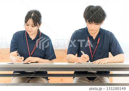 研修を受ける介護福祉士,ケアマネージャーの男女（勉強会,ミーティング） 131280149