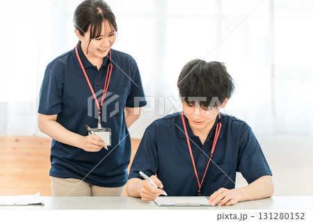 研修を受ける介護福祉士,ケアマネージャーの男女（勉強会,ミーティング） 131280152