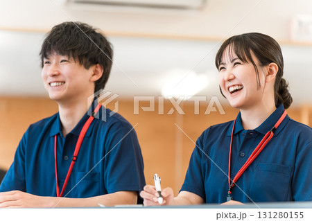 研修を受ける介護福祉士,ケアマネージャーヘルパーの男女(勉強会,ミーティング) 研修を受ける介護福祉士,ケアマネージャーヘルパーの男女(勉強会,ミーティング) 131280155