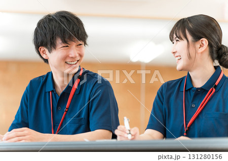 研修を受ける介護福祉士,ケアマネージャーの男女（勉強会,ミーティング） 131280156