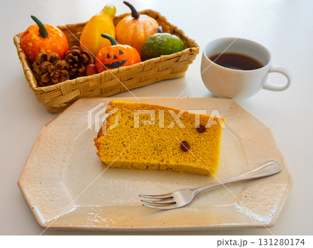 秋の味覚と温もりを感じるかぼちゃ大納言シフォンケーキでティータイム 131280174
