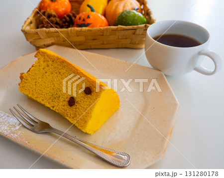 秋の味覚と温もりを感じるかぼちゃ大納言シフォンケーキでティータイム 秋の味覚と温もりを感じるかぼちゃ大納言シフォンケーキでティータイム 131280178