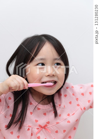 パジャマで歯磨きをする4歳の女の子 131280230