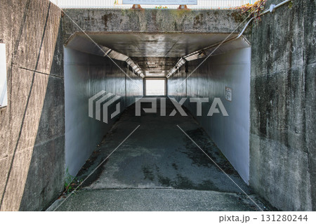 小田原市　令和の新名所　御幸の浜海岸　海へと続くトンネル　（海への扉） 131280244