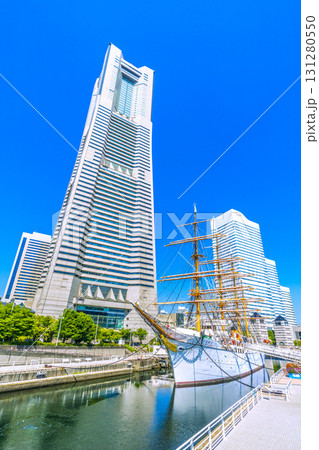 日本の横浜都市景観9月26日。桜木町駅前の横浜ランドマークタワーや日本丸などを望む 131280550