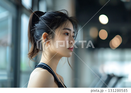 フィットネスジムでトレーニングする日本人女性の横顔 131280585