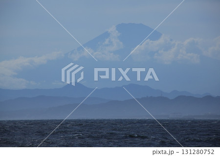 海から見た雲の上に浮かぶ富士山 海から見た雲の上に浮かぶ富士山 131280752