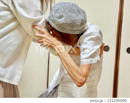 高齢女性を両脇から抱える女性 高齢女性を両脇から抱える女性 131280800