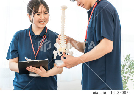 骨格標本で説明する理学療法士の男女スタッフ(リハビリ・スポーツ整形外科・トレーナー) 骨格標本で説明する理学療法士の男女スタッフ(リハビリ・スポーツ整形外科・トレーナー) 131280872