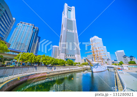 日本の横浜都市景観9月26日。桜木町駅前の横浜ランドマークタワーや日本丸などを望む 131280921