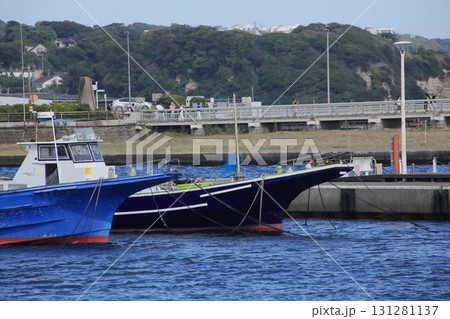 真夏の港に停泊する船 131281137