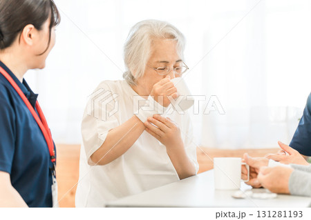 介護施設,老人ホームで嚥下訓練をするシニア女性と作業療法士の女性スタッフ 131281193