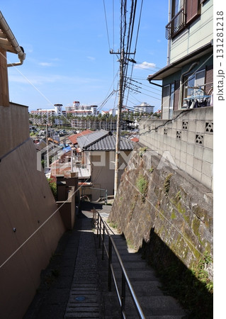 神奈川県逗子市小坪4丁目の路地の景色 131281218