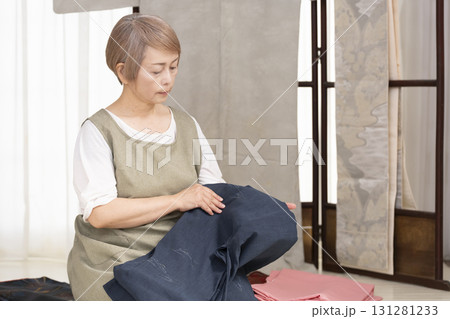 着物のお手入や整理をするシニア女性 着物のお手入や整理をするシニア女性 131281233