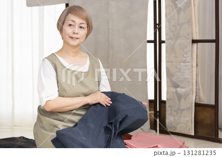 着物のお手入や整理をするシニア女性 着物のお手入や整理をするシニア女性 131281235